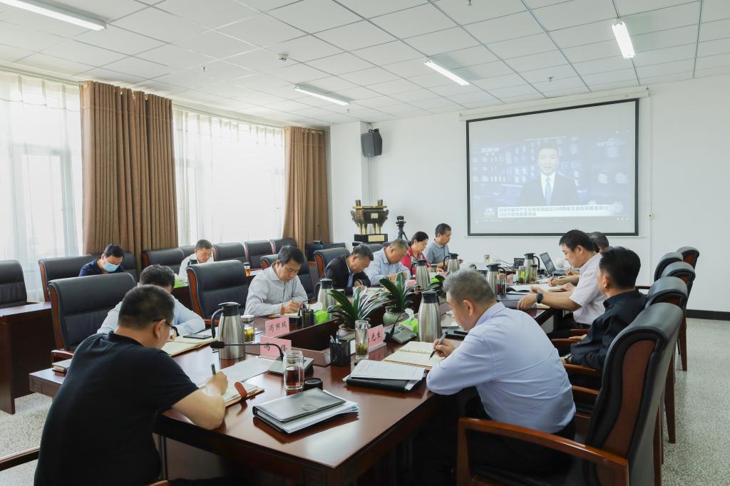 校党委理论学习中心组召开2022年第六次学习会议